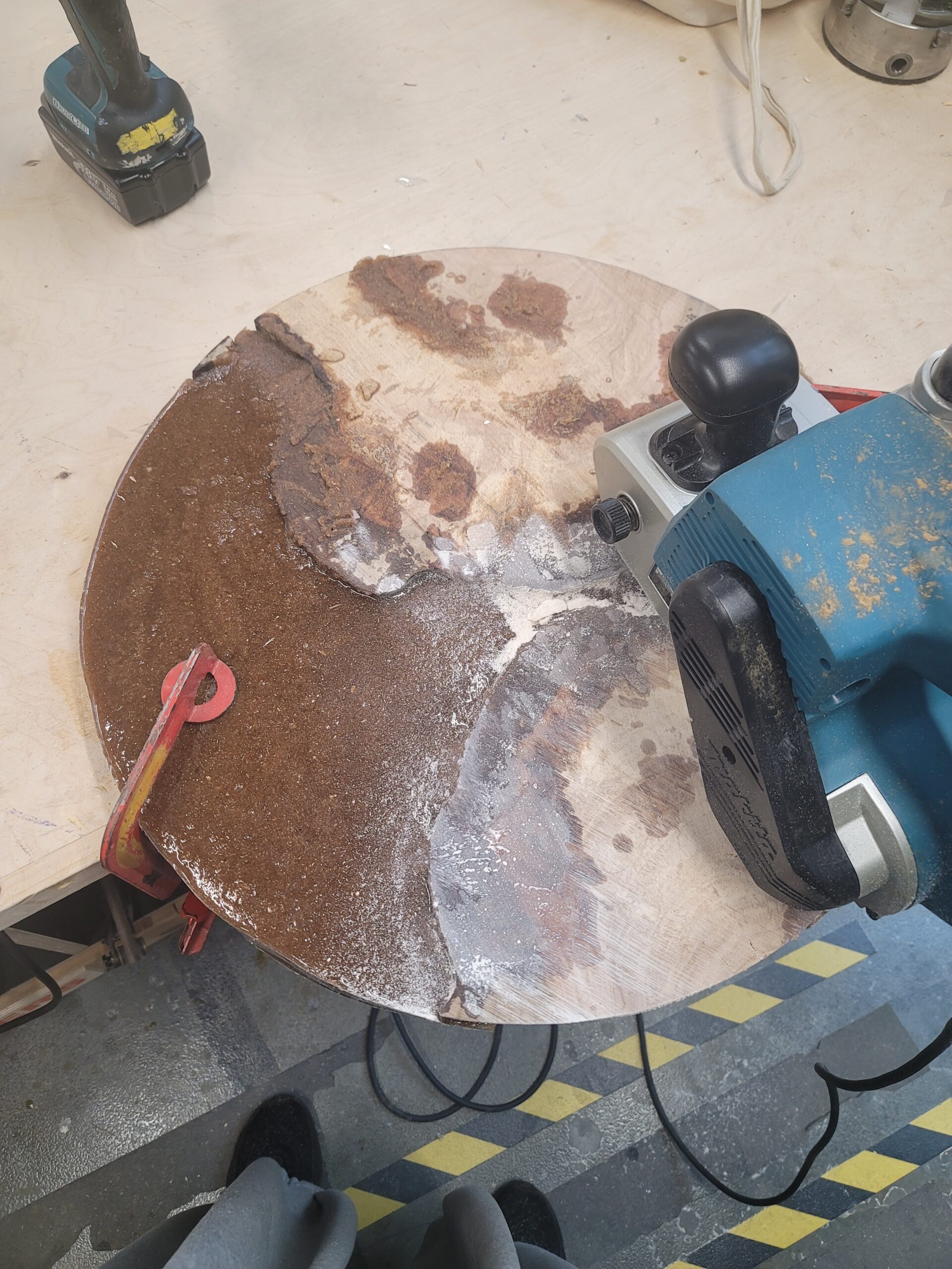 Sanding surface roughly with sanding machine